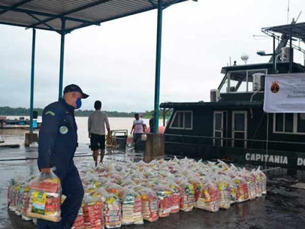 Capitania Fluvial de Tabatinga presta apoio logístico durante a entrega de cestas básicas a indígenas em Atalaia do Norte (AM)